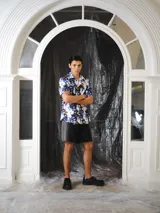Short de denim negro con lavado degradé hacia los laterales, silueta recta y relajada de largo medio, con recortes verticales, bolsillos y pasacintos.