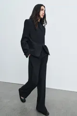Pantalón de tiro alto con diseño de raya diplomática, corte recto y raya planchada en el delantero. Cuenta con cintura con trabillas, bolsillos laterales y bolsillos de vivo en la parte trasera. Cierre frontal con cremallera, botón y ganchos metálicos.