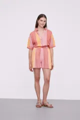 Short con cintura elastizada y estampado a rayas verticales en tonos naranja, rosa y rojo.