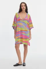 Túnica de tejido jacquard confeccionada en algodón, con diseño estampado multicolor, escote en V y mangas amplias de corte holgado.