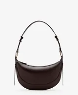 Bolso de hombro de diseño ovalado y tamaño mediano, con cierre de cremallera y asa ajustable. Cuenta con forro interior.
