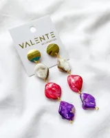 Aros colgantes con base dorada y piedras de colores nacarados en blanco, rojo y violeta.