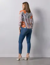 Blusa azul marino de gasa con escote en V y mangas largas con puño. Marca Sioni.