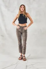 Top negro de algodón peinado, corte crop y cuello redondo.