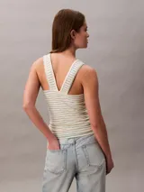 Musculosa de punto de canalé con ajuste slim, diseño a rayas horizontales y logo gráfico de Calvin Klein estampado en el frente.