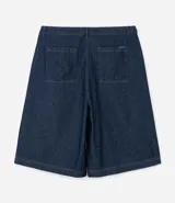 Bermuda tipo jorts de corte amplio y tiro medio, confeccionada en denim de algodón azul oscuro. Presenta diseño de cinco bolsillos, cierre frontal con botón y costuras en tono contrastante.