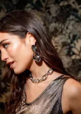 Collar plateado de cadena gruesa con eslabones grandes.