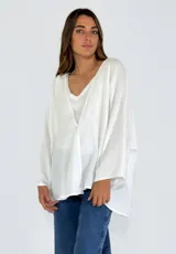 Saco color celeste de lino y algodón, con cuello en V y manga larga.