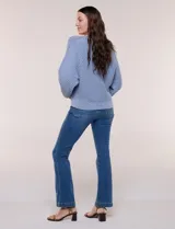 Buzo de algodón blanco con diseño de punto calado y mangas anchas.