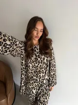 Pantalon de corte recto y holgado con estampado animal print de leopardo, confeccionado en tejido plisado de viscosa.