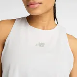 Musculosa deportiva New Balance modelo Drapey Tank, color gris, de corte holgado y diseño sin mangas con cuello redondo.