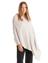 Poncho tejido de punto con diseño asimétrico y aberturas laterales para los brazos.