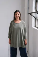 Remera de corte holgado y largo, con cuello redondo y mangas largas con dobladillo.