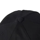 Gorra Adidas color negro con visera precurvada, tres franjas en relieve sobre la visera y logo del Trifolio bordado en el frente.