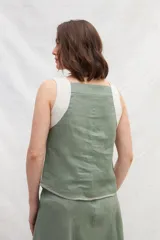 Top negro de lino con breteles anchos color camel y ruedo con costura a contratono.