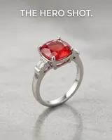 Anillo de plata 925 con piedra central de raíz de rubí en corte cojín y circonias en los laterales.