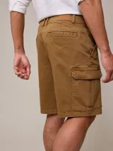 Bermuda cargo de sarga en color azul, con bolsillos laterales con solapa y cierre de botón. Diseño funcional con corte recto y ajuste cómodo.