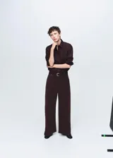 Jeans de tiro bajo y diseño wide leg, confeccionados en tejido de pana color bordó, con cierre de botón y cremallera, trabillas para cinturón y cinco bolsillos.