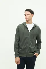 Campera de felpa color verde militar, con cierre frontal, capucha ajustable con cordones y logo estampado en el pecho.