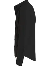 Camisa negra de algodón elástico mercerizado, corte slim, cuello en punta, puños segados, bajo redondeado y botones de nácar.