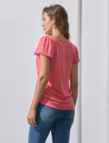 Remera tejida con estampado animal print, de manga corta con detalle de puntilla en las mangas y cuello redondo.