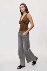 Jean wide leg de tiro medio, con pierna amplia de caída recta, diseño de cinco bolsillos, pasacintos y cierre frontal con botón y cremallera.