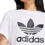 Remera Adidas blanca de corte cuadrado con logo negro de Adidas en el frente.