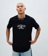 Remera de algodón color negro con cuello redondo y manga corta. Presenta un estampado frontal en color blanco con el diseño de Jack Skellington y el texto Nightmare.