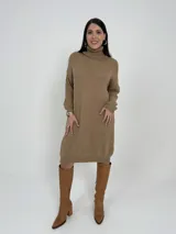 Vestido tipo polerón de tejido de punto grueso, color bordó, con cuello alto, mangas largas y diseño holgado.