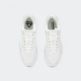 Championes Reebok ATR Chill de color blanco, inspirados en el diseño de básquet Above the Rim de la marca. Cuentan con capellada de cuero, plataforma baja y suela de goma.