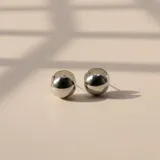 Aros tipo argolla pequeña con diseño de esfera lisa en plata 925, con cierre de presión.