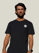 Remera blanca de manga corta con estampado en la espalda que ilustra a varios animales jugando al truco.