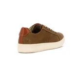 Zapato casual acordonado para hombre, color marrón (kaki), estilo zapatilla urbana con suela gruesa color crema. Presenta detalles en cuero marrón más oscuro en el talón y ojales.