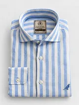 Camisa de lino Club House de corte slim fit, con diseño de rayas verticales en tonos celeste y blanco, cuello camisero clásico, mangas largas y detalle de bordado de ave en la parte inferior.
