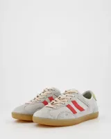 Zapatillas bajas Coolway Kizuna color gris claro con detalles en rojo y verde. Confeccionadas en gamuza y nylon, con ajuste de cordones, plantilla acolchada y suela de goma color miel.