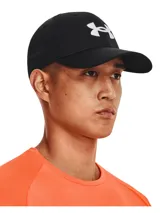 Gorra de béisbol Under Armour modelo Blitzing, color negro con logo bordado en blanco en el panel frontal. Presenta un diseño de perfil bajo con panel frontal estructurado, visera precurvada y banda interior elástica que absorbe el sudor.