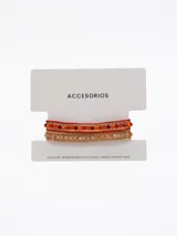 Set de dos pulseras artesanales, una en tonos rojos y naranjas con cuentas facetadas y detalles dorados, y otra en tonos beige y dorados con cuentas brillantes.