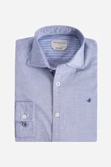 Camisa de manga larga Brooksfield en color azul con estampado de micro-motivos geométricos. Presenta cuello clásico, cierre frontal con botones y logo bordado en el pecho. El interior del cuello cuenta con un detalle de tela a rayas.