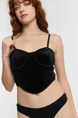 Corset negro de terciopelo con breteles finos y corte por debajo del busto.