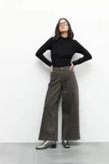 Polera gris de tejido tramado, manga larga y cuello alto.