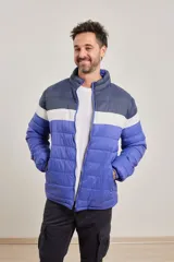 Campera puffer color azul, con diseño colorblock en azul marino y blanco.