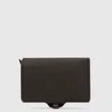 Billetera tarjetero de diseño compacto con textura microperforada, cuenta con sistema deslizador para tarjetas y compartimentos internos para almacenamiento adicional de tarjetas y billetes.