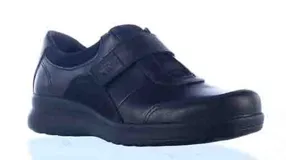 Zapatos casuales de mujer color negro, confeccionados en cuero, con cierre de velcro en el empeine y suela de goma antideslizante.