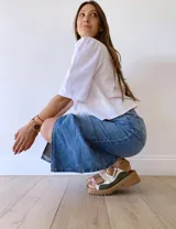 Sandalias de cuero con plataforma de goma, color verde, blanco y beige.