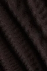 Pantalón de corte amplio confeccionado en tejido con textura tipo waffle, con cintura elástica y cordón ajustable.