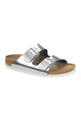 Sandalias Birkenstock Arizona plateadas con doble tira ajustable con hebillas metálicas, plantilla anatómica de corcho y suela de goma blanca.