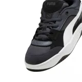 Zapatilla urbana Puma modelo 180, de estilo retro de skate. Combinación de colores negro, gris oscuro y blanco. Presenta capellada con capas superpuestas de gamuza y material sintético, y la icónica banda PUMA Formstrip en blanco.