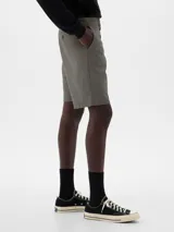 Bermuda de gabardina color azul marino, corte recto y largo a la rodilla.