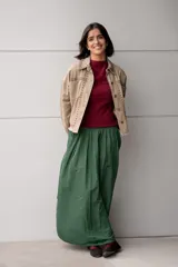 Campera de jean color beige con bordados florales en tonos rosa, verde y amarillo.