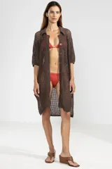 Top de bikini triángulo de lurex acanalado color rojo con tiras ajustables en el cuello y la espalda, con terminaciones metálicas color oro rosa.